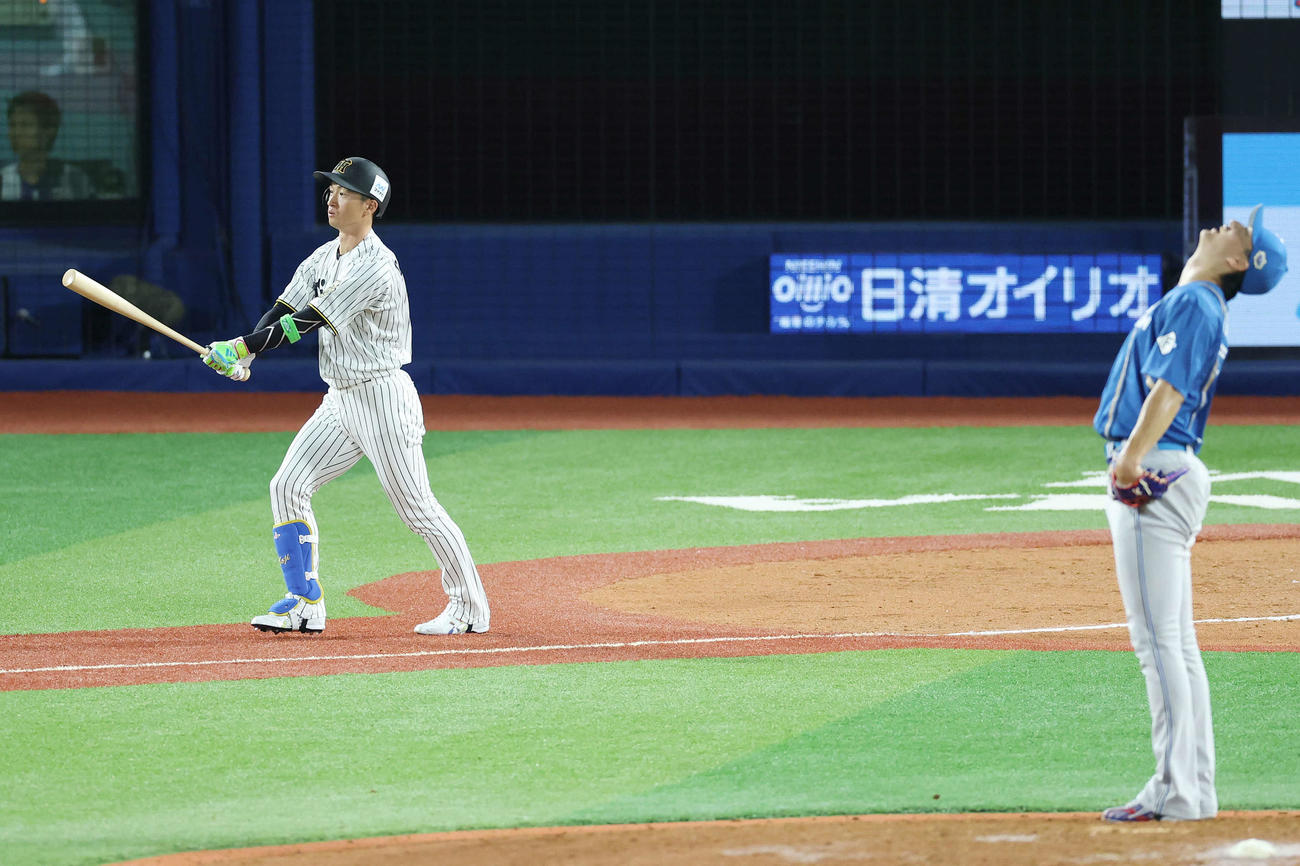 全セ対全パ　8回裏全セ2死、右越えソロ本塁打を放つ近本。投手達（撮影・宮地輝）