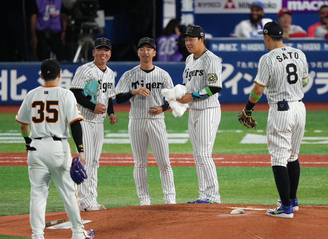 全セ対全パ　2回、マウンドの全セ村上（左）は近本（中央）、大山らの伝令に笑顔を見せる（撮影・足立雅史）