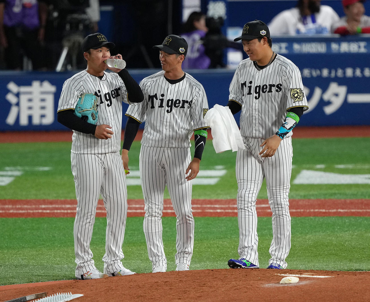 全セ対全パ　2回、マウンドの全セ村上（左）は近本（中央）、大山の伝令に笑顔を見せる（撮影・足立雅史）