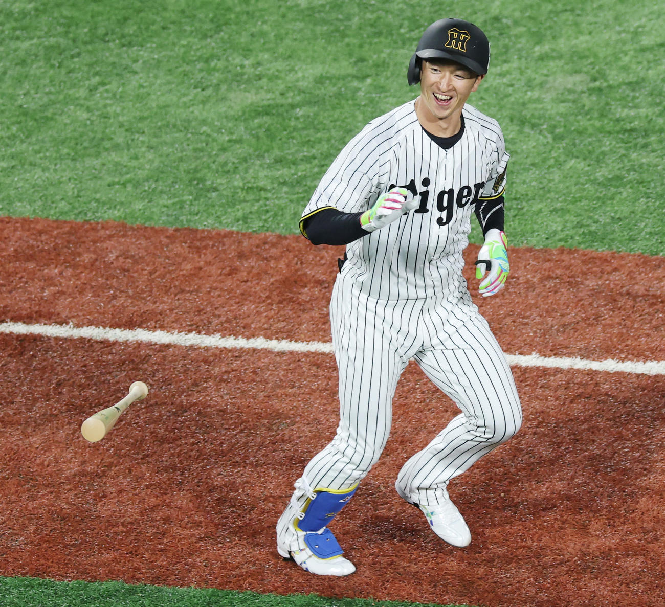全セ対全パ　8回裏全セ無死、右越え本塁打を放ち喜ぶ近本（撮影・野上伸悟）