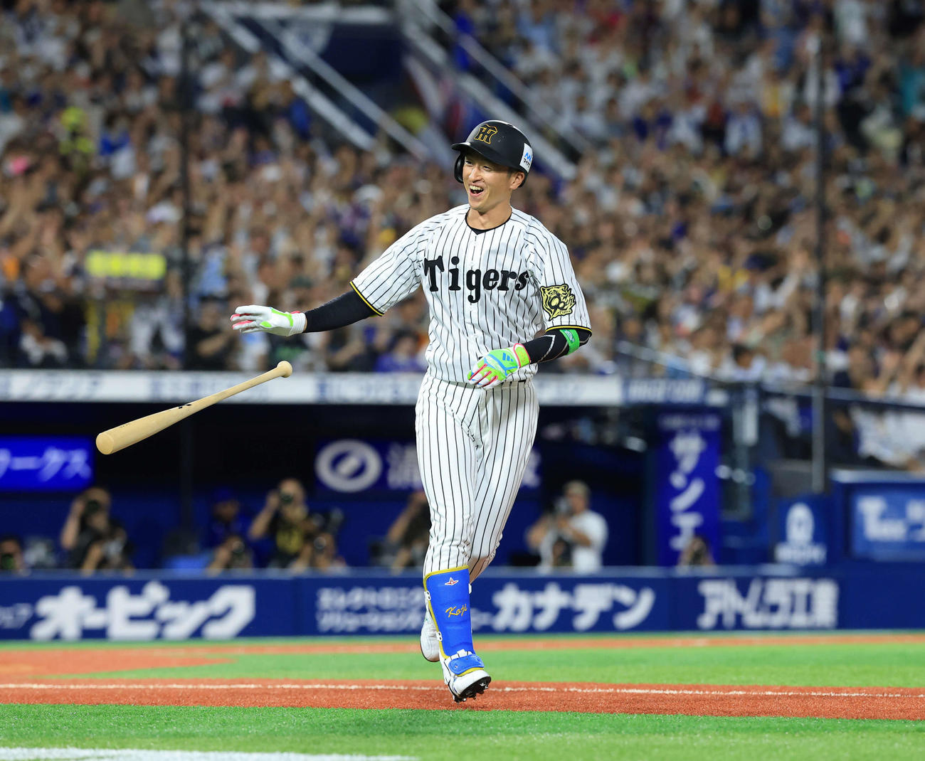全セ対全パ　8回裏全セ2死、近本はソロ本塁打を放ち笑顔で小さくジャンプ（撮影・浅見桂子）