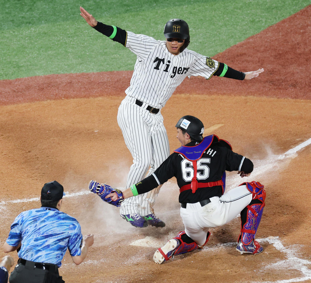 全セ対全パ　7回裏全セ2死二塁、佐野恵太の中前適時打で生還する森下（撮影・野上伸悟）