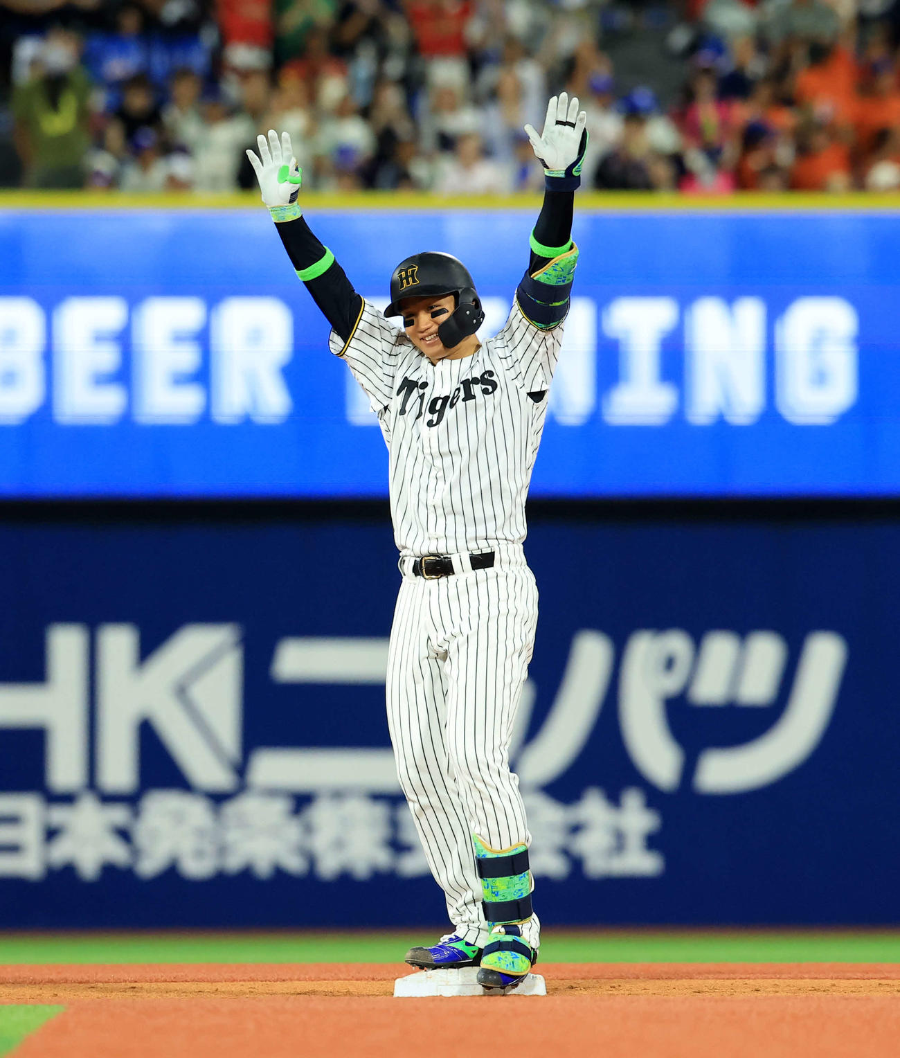 全セ対全パ　7回裏全セ無死二、三塁、森下は2点適時二塁打を放ちバンザイ（撮影・浅見桂子）