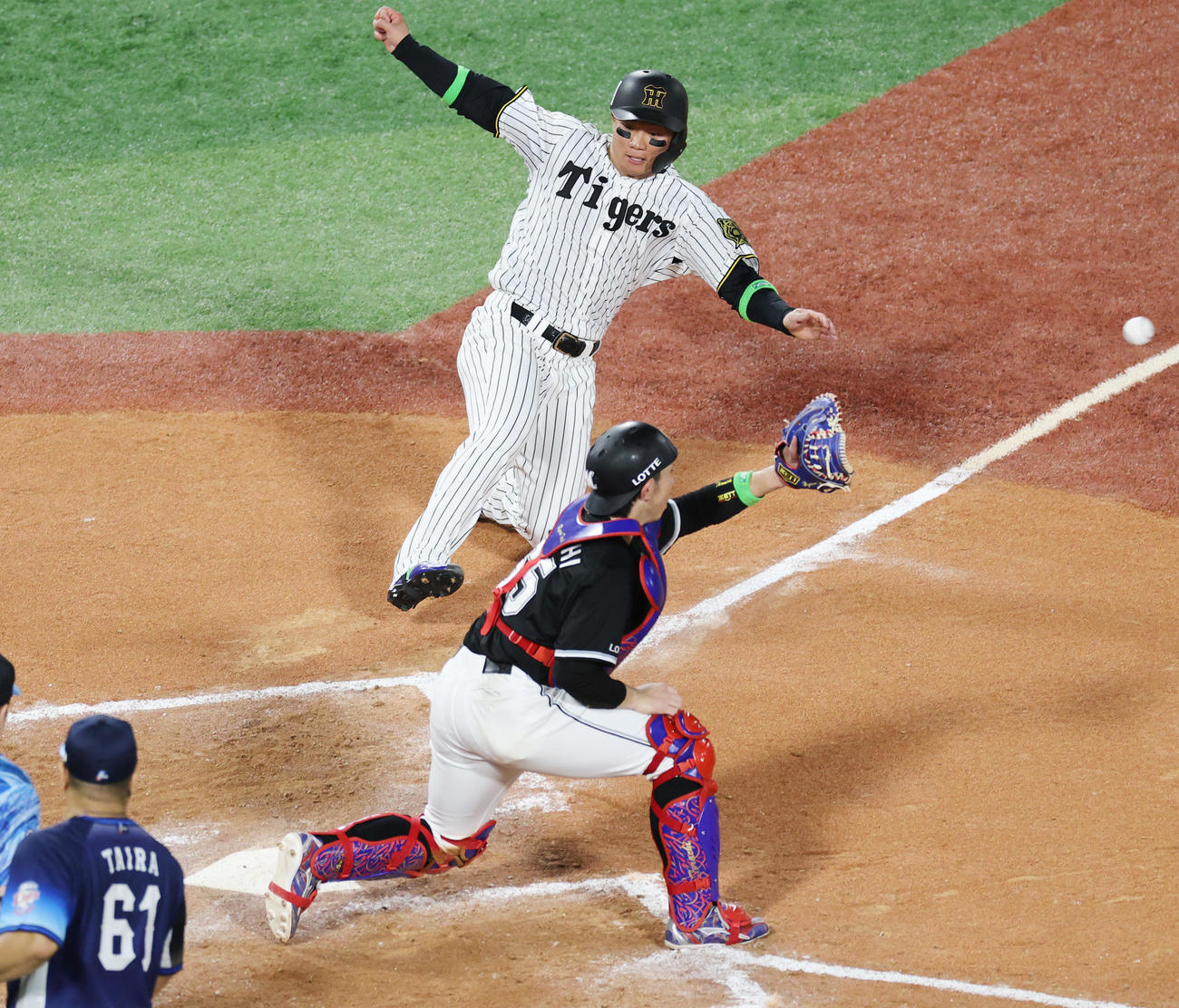 全セ対全パ　7回裏全セ2死二塁、佐野恵太の中前適時打で生還する森下（撮影・野上伸悟）