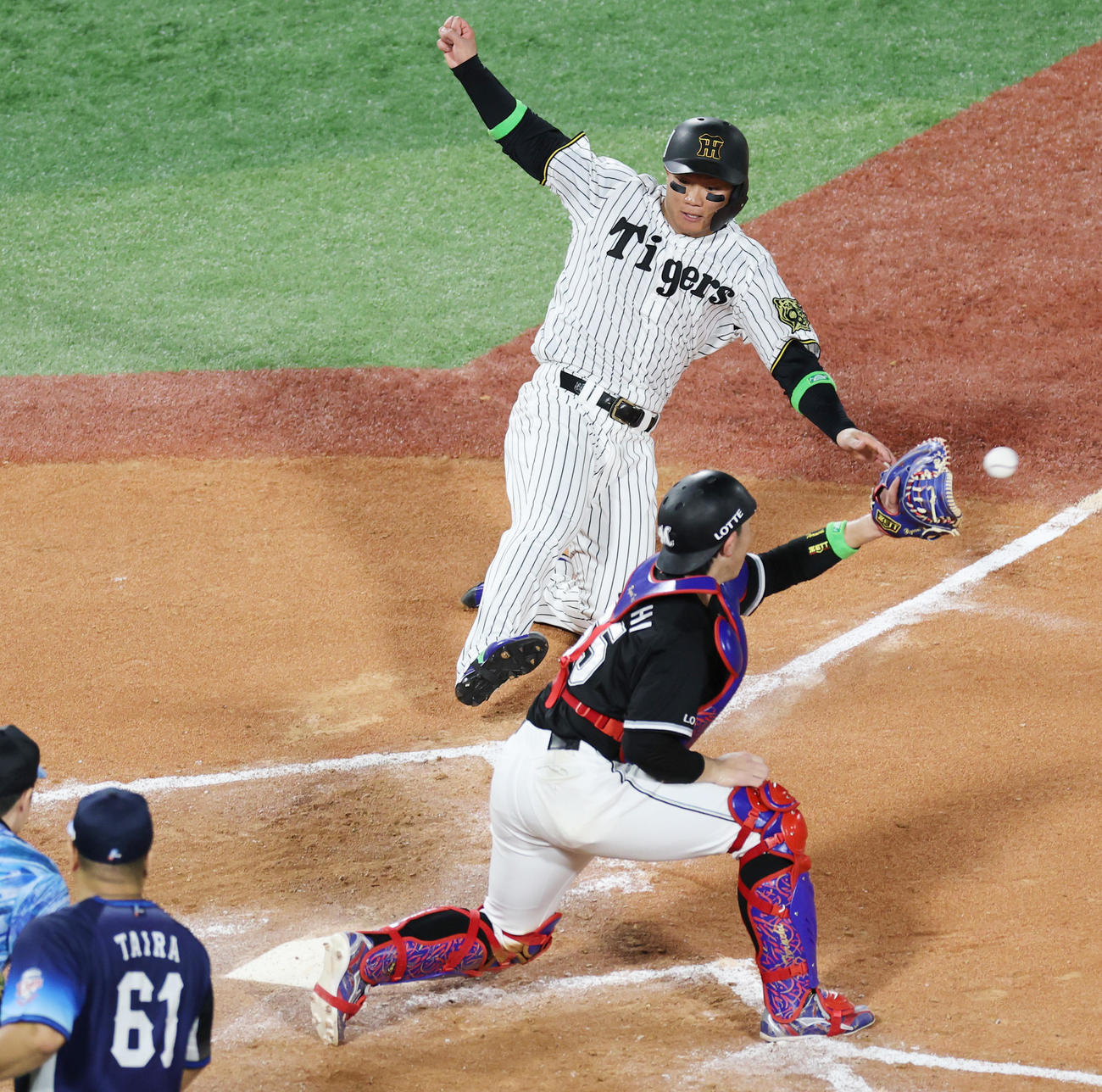 全セ対全パ　7回裏全セ2死二塁、佐野恵太の中前適時打で生還する森下（撮影・野上伸悟）