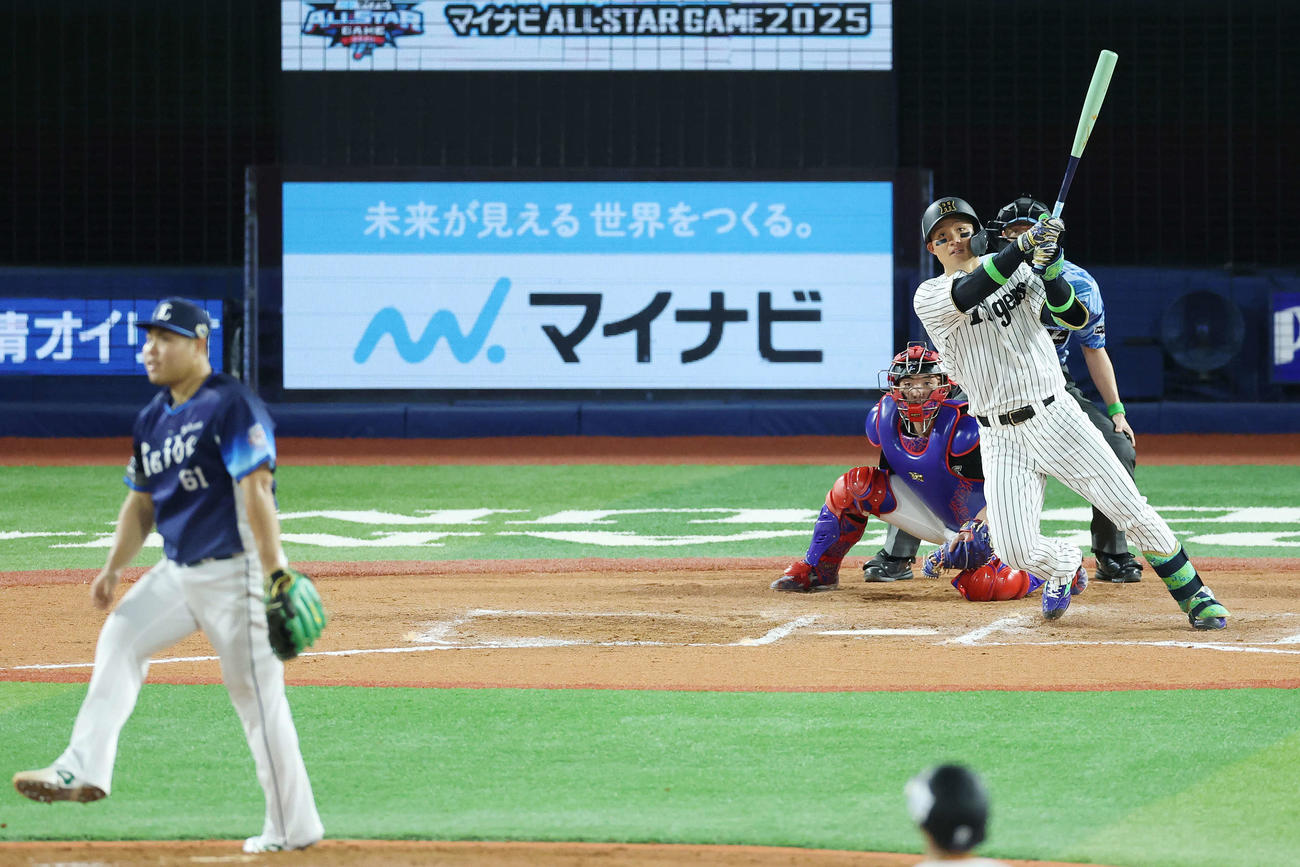 全セ対全パ　7回裏全セ無死二、三塁、中2点適時二塁打を放つ森下。投手平良（撮影・宮地輝）