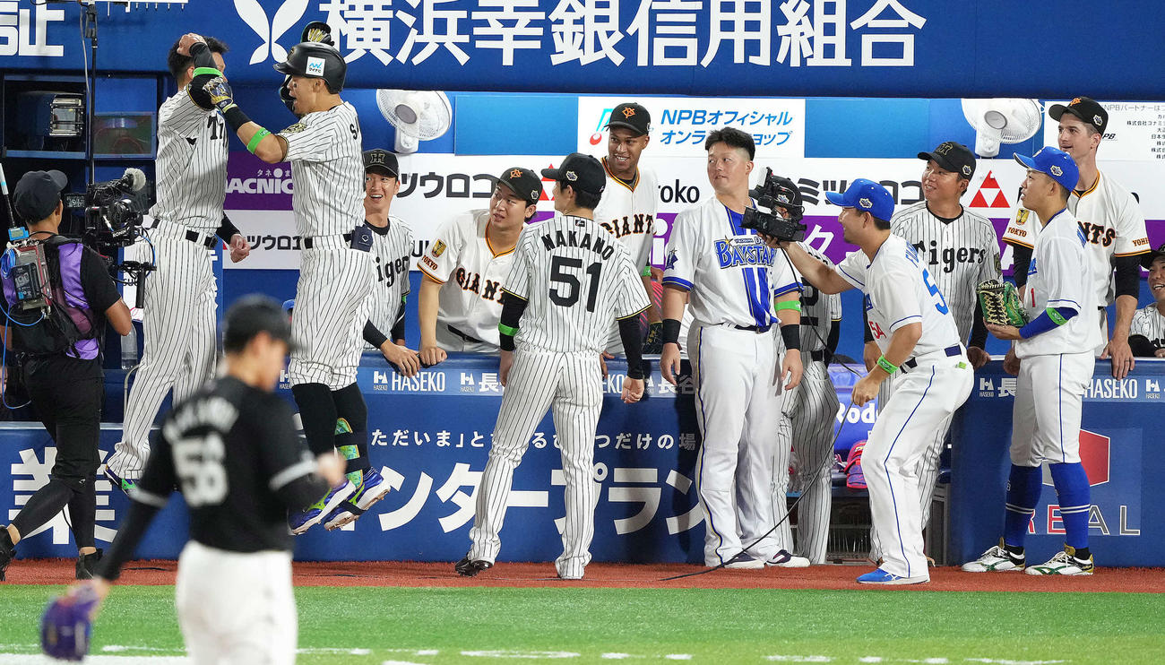 全セ対全パ　5回裏全セ1死、佐藤輝（左から2人目）はソロ本塁打を放ち森下とジャンプタッチを交わす（撮影・足立雅史）