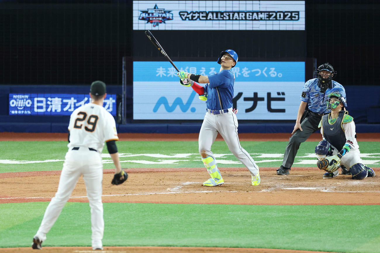 全セ対全パ　4回表全パ2死、ソロ本塁打を放つ清宮幸。投手グリフィン（撮影・宮地輝）