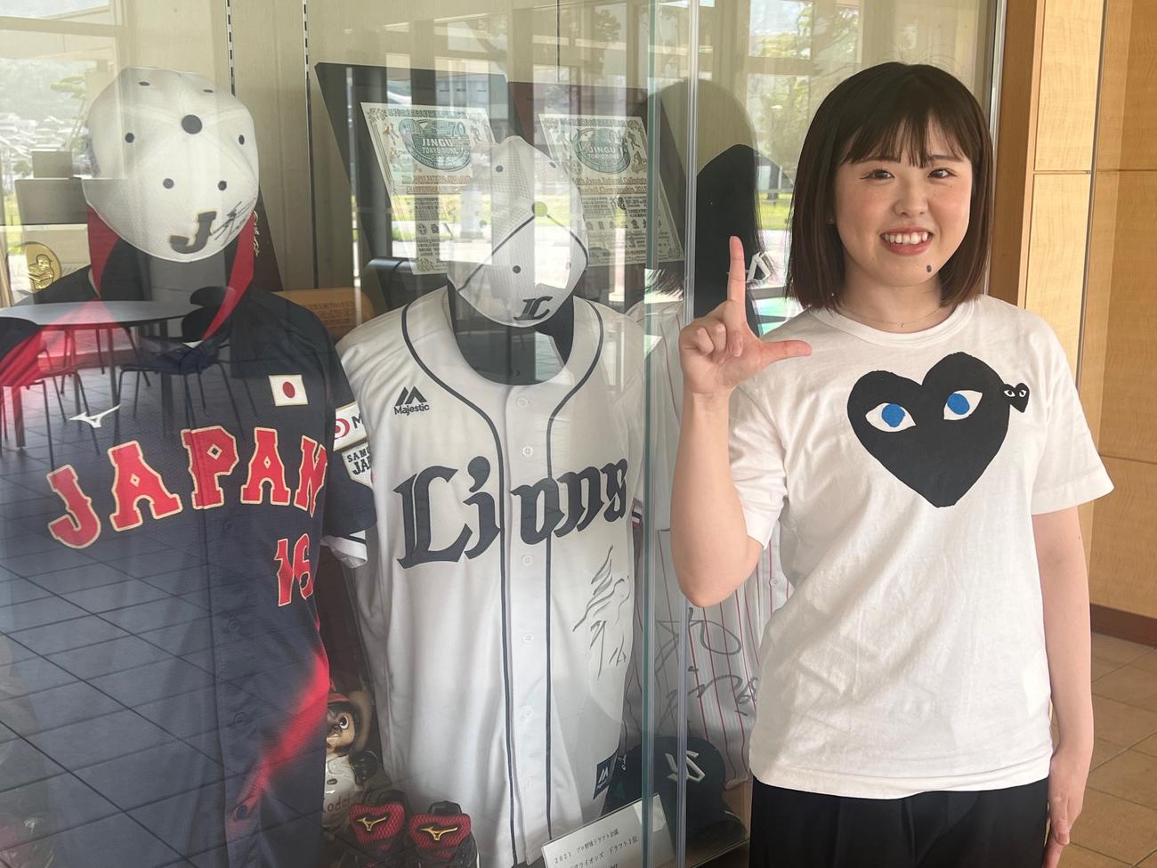 Lポーズを作る西武隅田の妹・葵さん（撮影・金子真仁）