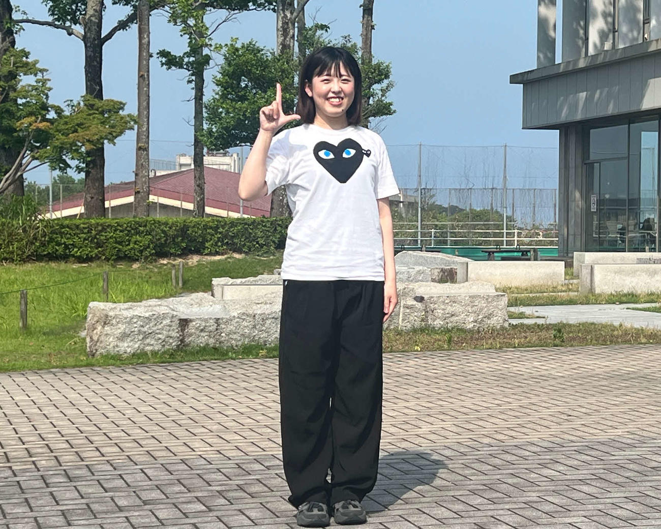 Lポーズを作る西武隅田の妹・葵さん（撮影・金子真仁）