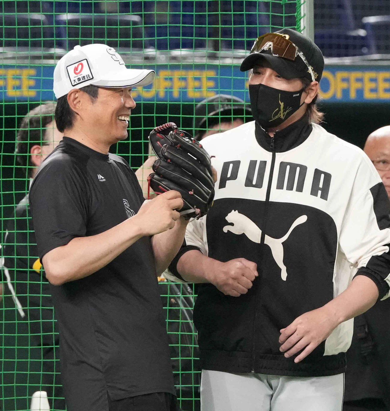 試合前の練習で談笑するソフトバンク小久保監督（左）と日本ハム新庄監督＝25年7月