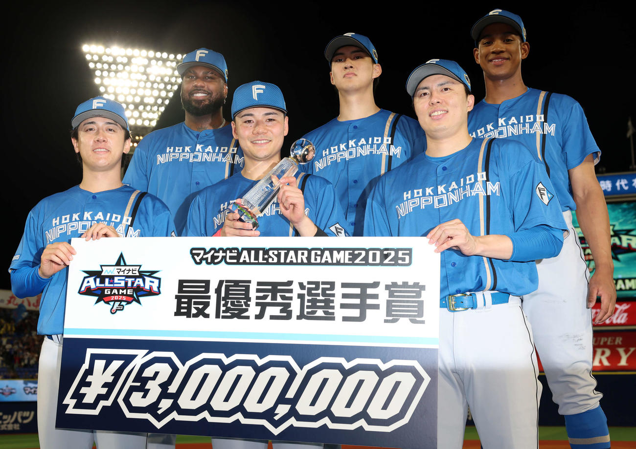 球宴第2戦後に記念撮影する日本ハムの出場選手