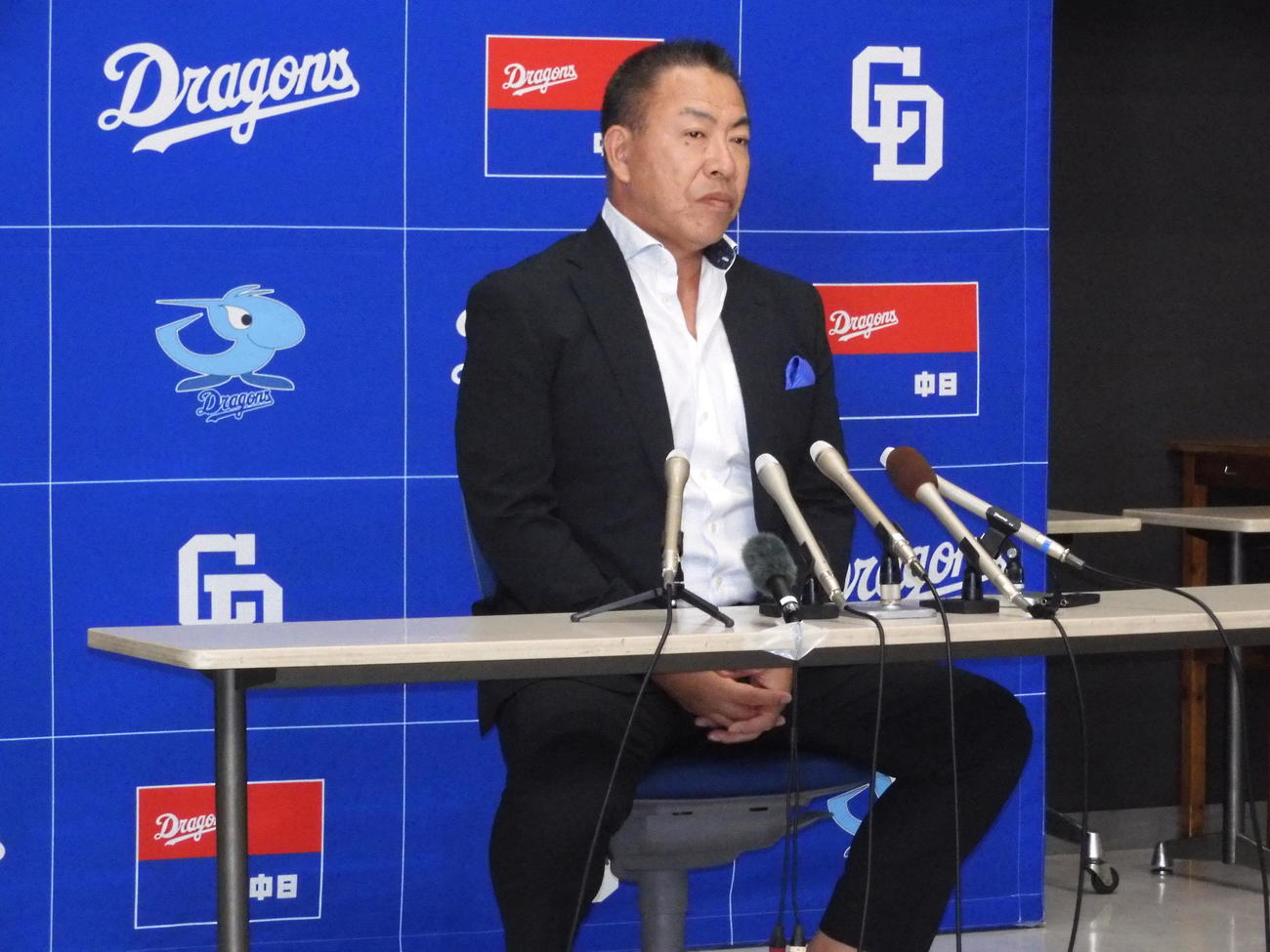 中日井上監督はオーナー報告後に会見を行う