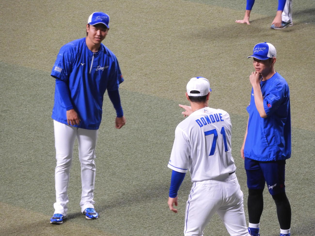 中日高橋宏（左）は堂上内野守備走塁コーチ（中央）からけん制時のアドバイスを受ける。右は浅尾投手コーチ