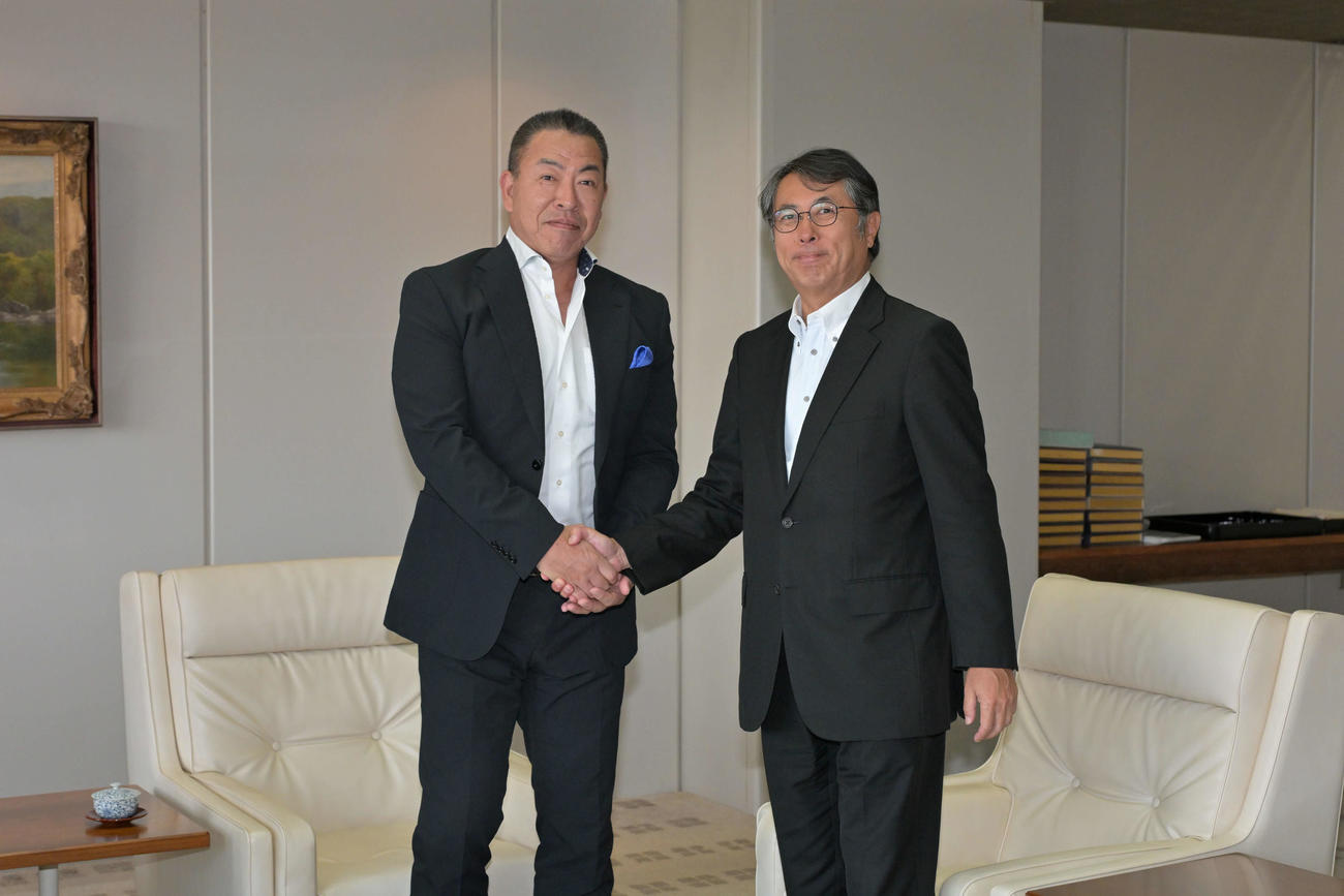 中日井上監督（左）は大島オーナーに前半戦終了の報告を行う（2025年7月25日・代表撮影）