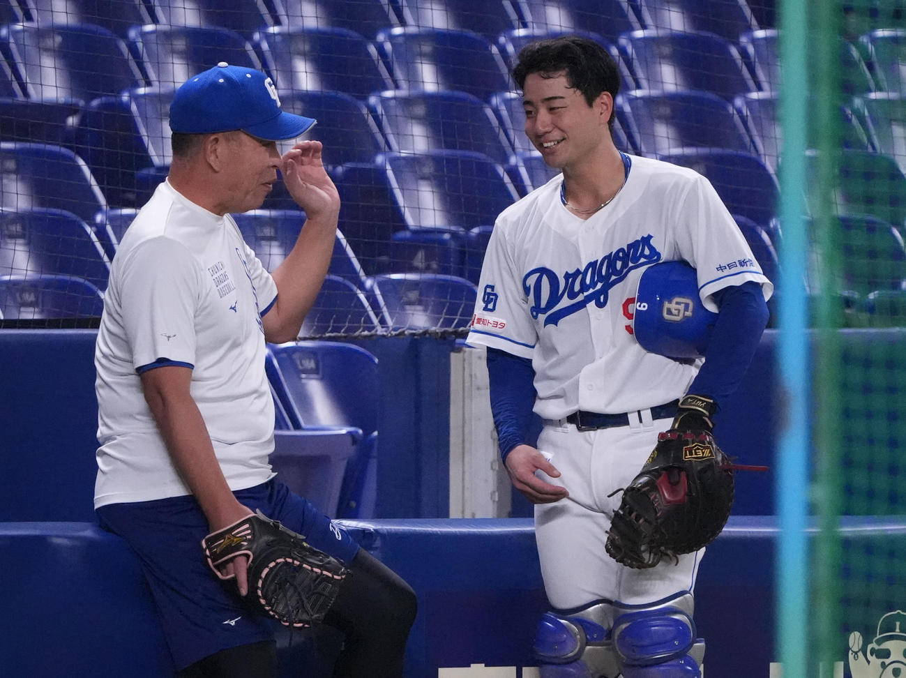石伊雄太（右）と話をする井上監督（2025年7月12日）