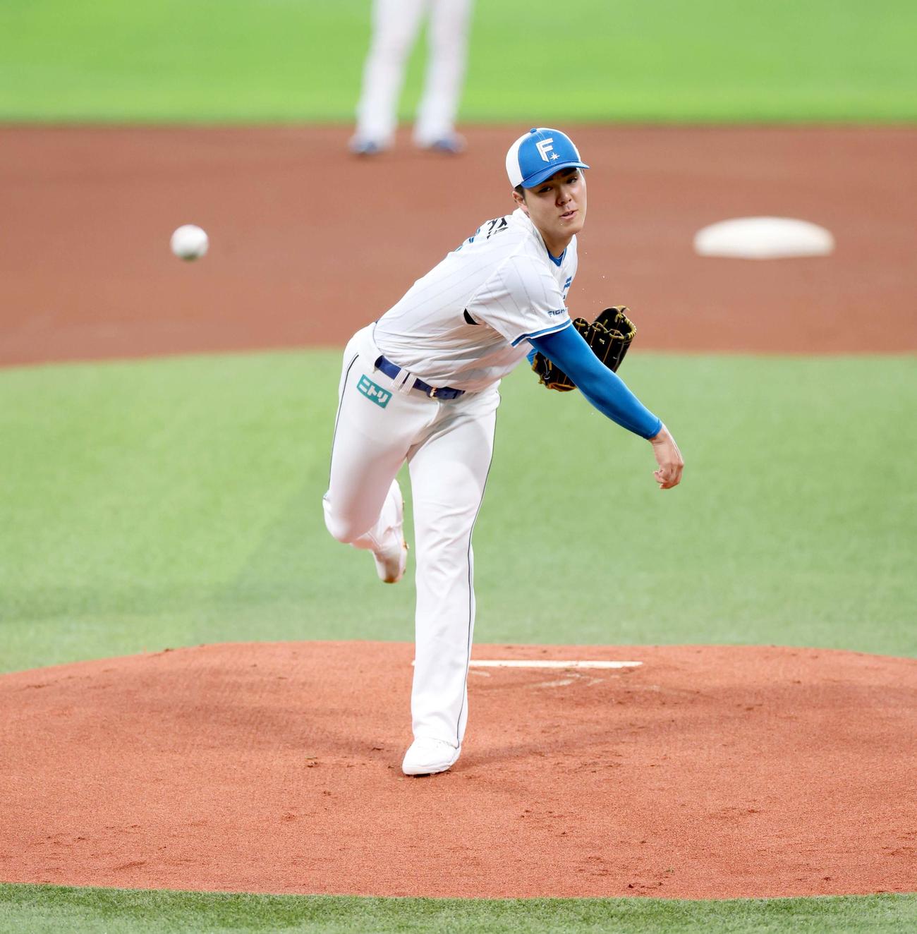 投内連係で汗を飛ばしマウンドで投球する日本ハム柴田（撮影・黒川智章）