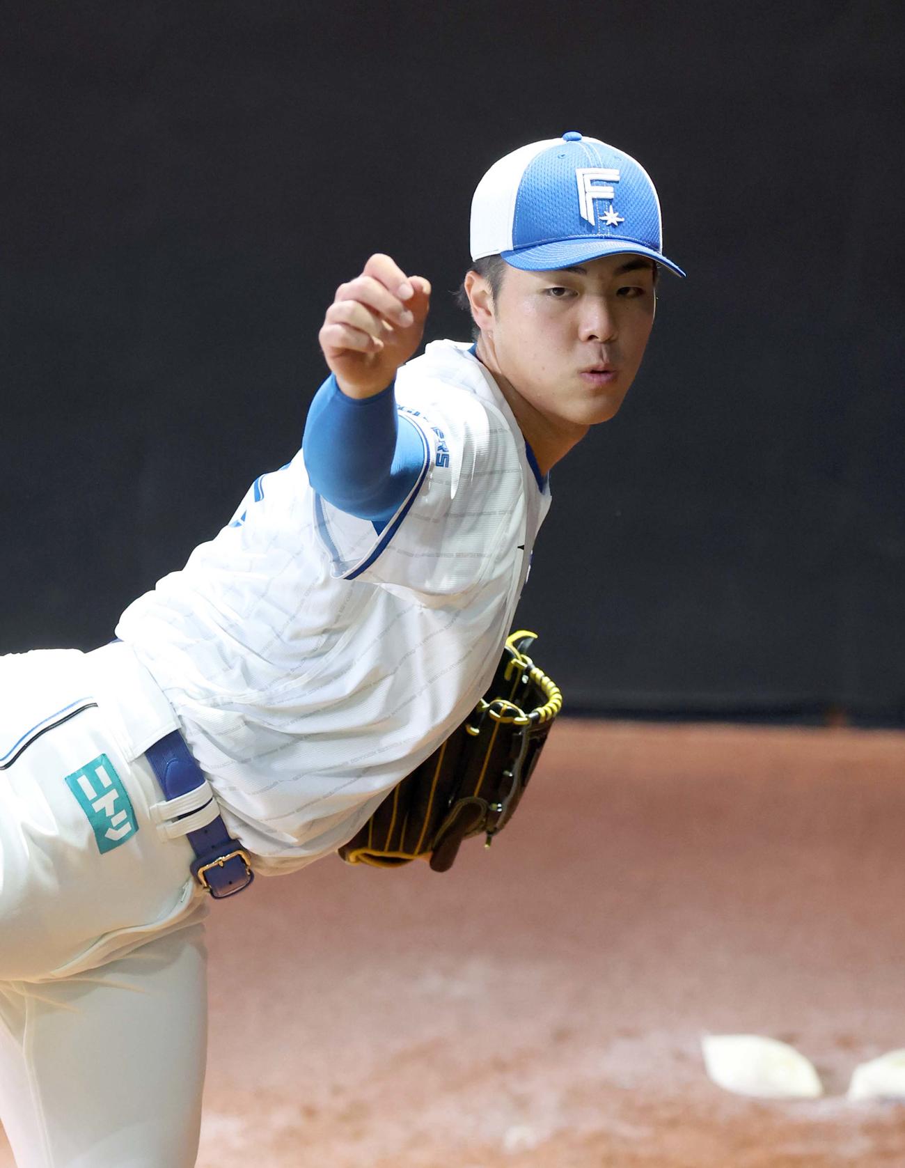 ブルペンで投球する日本ハム柴田（撮影・黒川智章）