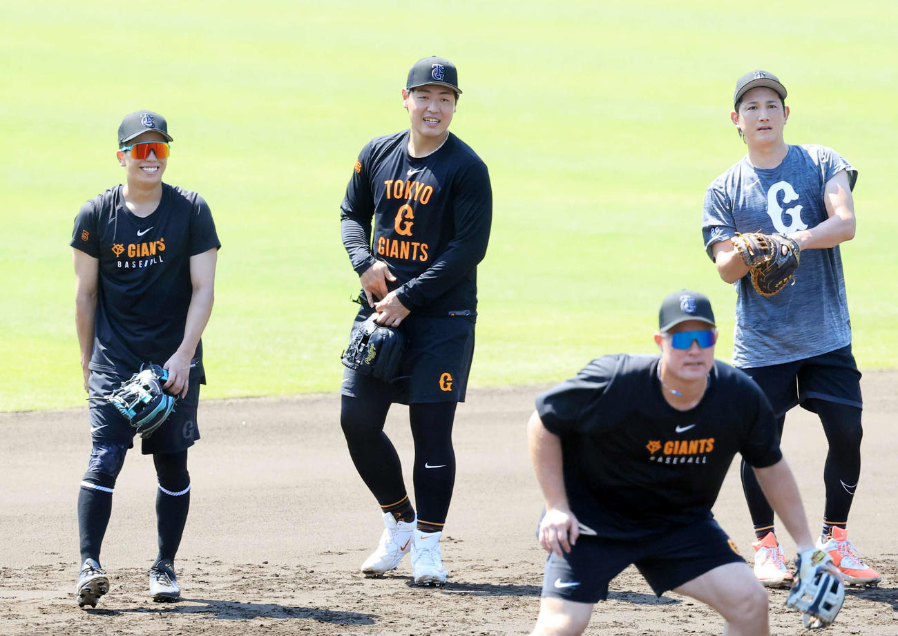 ノック中、笑顔の巨人岡本（中央）（撮影・浅見桂子）