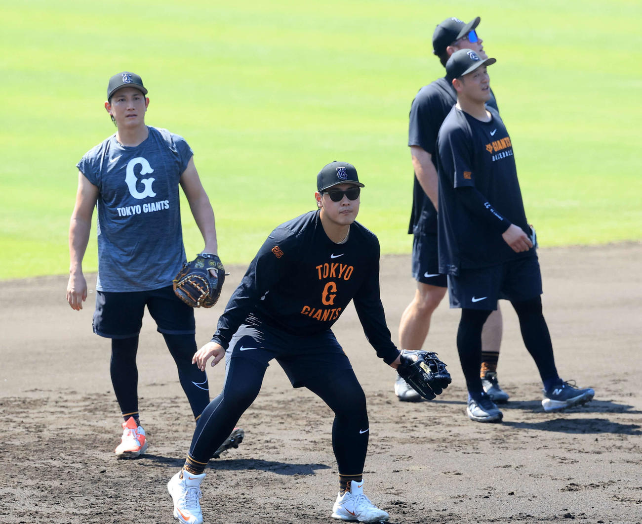 ノックを受ける巨人岡本（中央）（撮影・浅見桂子）