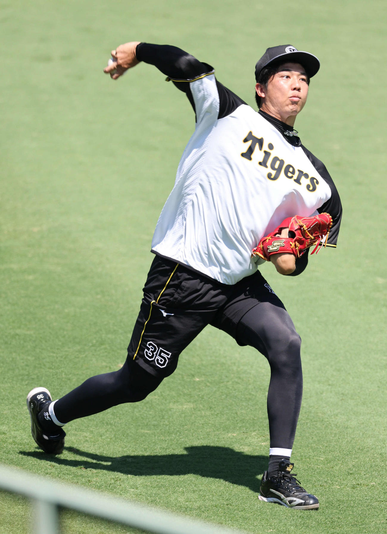 キャッチボールで調整する阪神才木（撮影・西尾就之）