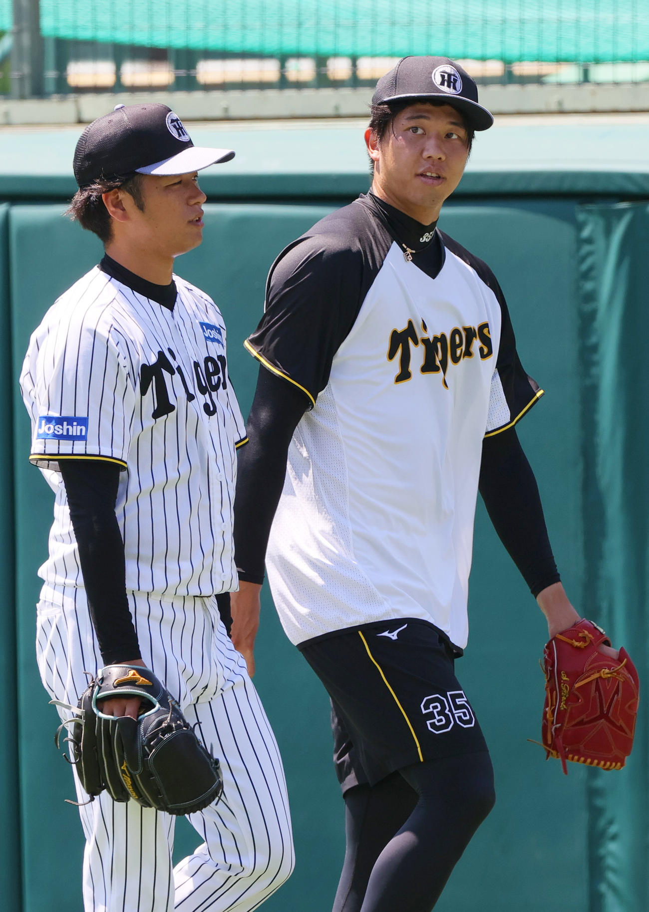 キャッチボールを終え移動する高橋（左）と才木（撮影・上山淳一）