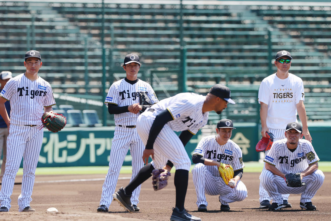 投内連係で汗を流す、左から岩崎、高橋、デュプランティエ、大竹、金村投手コーチ、伊藤将（撮影・上山淳一）