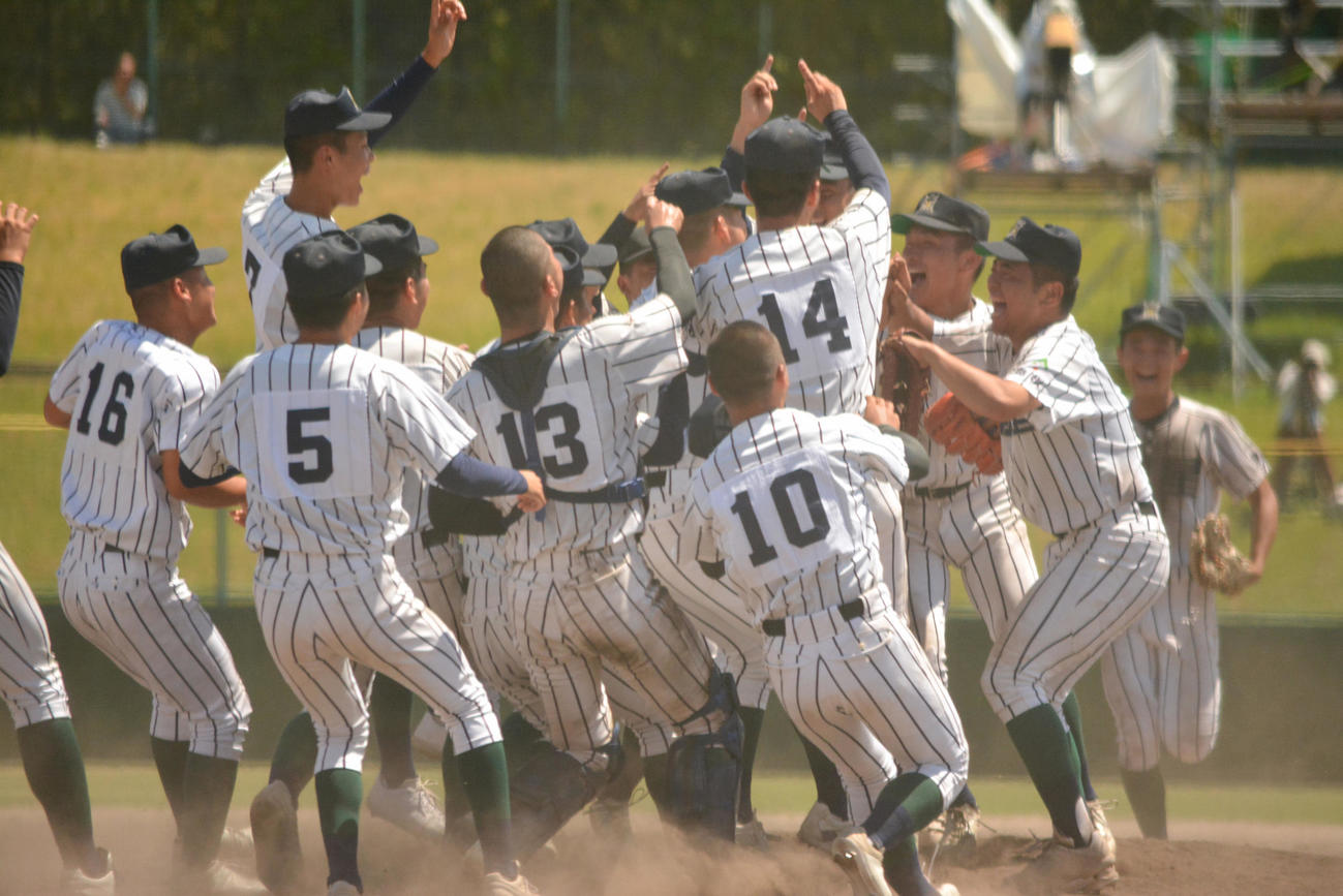 開星対松江南　優勝を決めて喜ぶ開星の選手たち（朝日新聞）