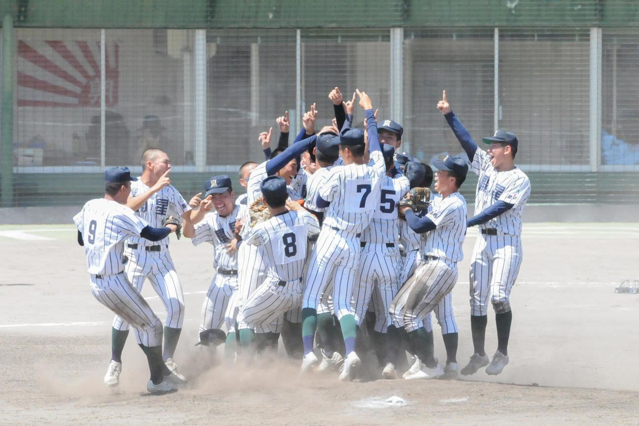 開星対松江南　優勝を決めて喜ぶ開星の選手たち（朝日新聞）