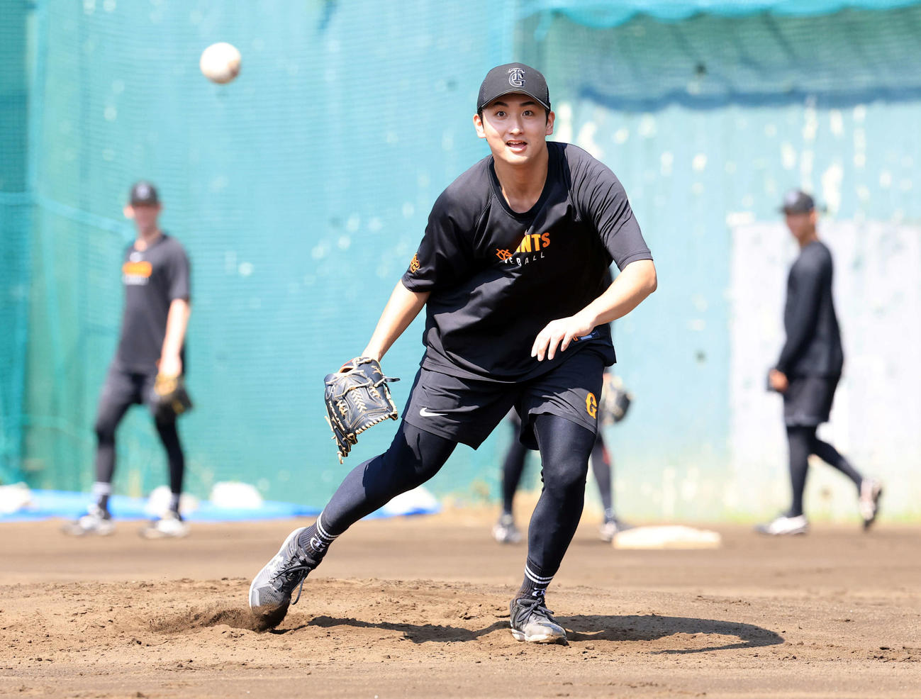 25年7月25日　明るい表情でノックを受ける巨人横川（撮影・浅見桂子）