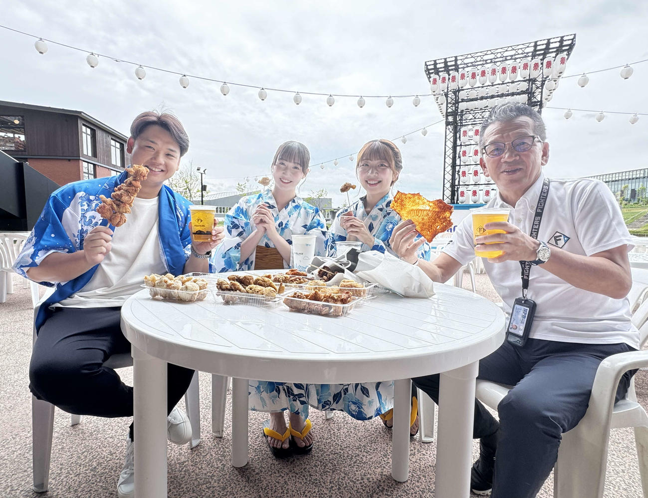 26日からエスコンフィールドがあるFビレッジで開催される「ザンから祭りby桜姫〓〓」と「THE☆HOKKAIDO BEER GARDEN in F VILLAGE」をPRする、右から日本ハム小村勝球団社長、ファイターズガールの上山真奈、上野菜奈子、球団OBの谷口雄也氏（撮影・木下大輔）