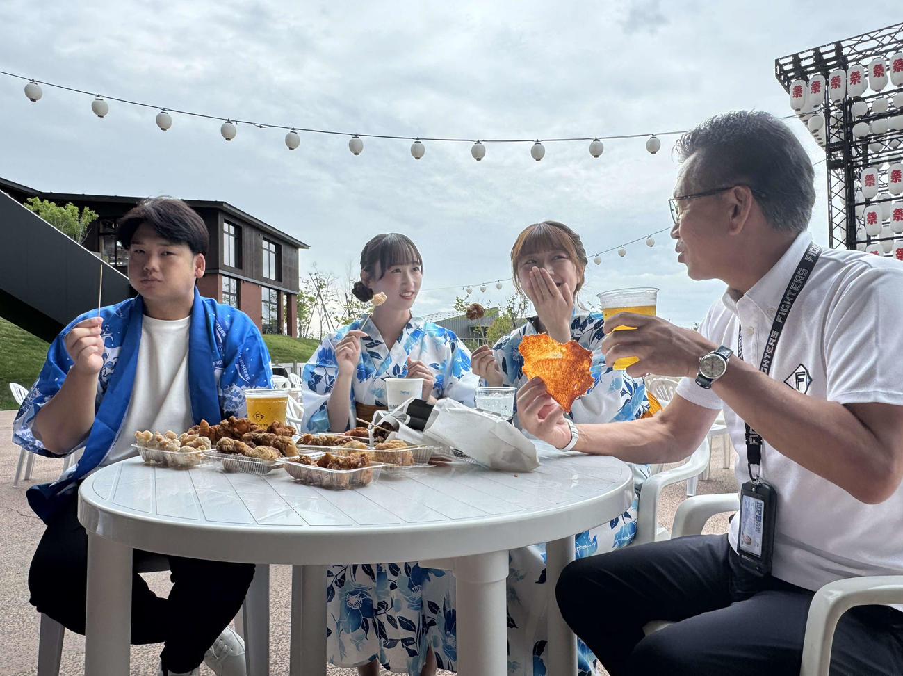 26日からエスコンフィールドがあるFビレッジで開催される「ザンから祭りby桜姫〓〓」と「THE☆HOKKAIDO BEER GARDEN in F VILLAGE」をPRする、右から日本ハム小村勝球団社長、ファイターズガールの上山真奈、上野菜奈子、球団OBの谷口雄也氏（撮影・木下大輔）