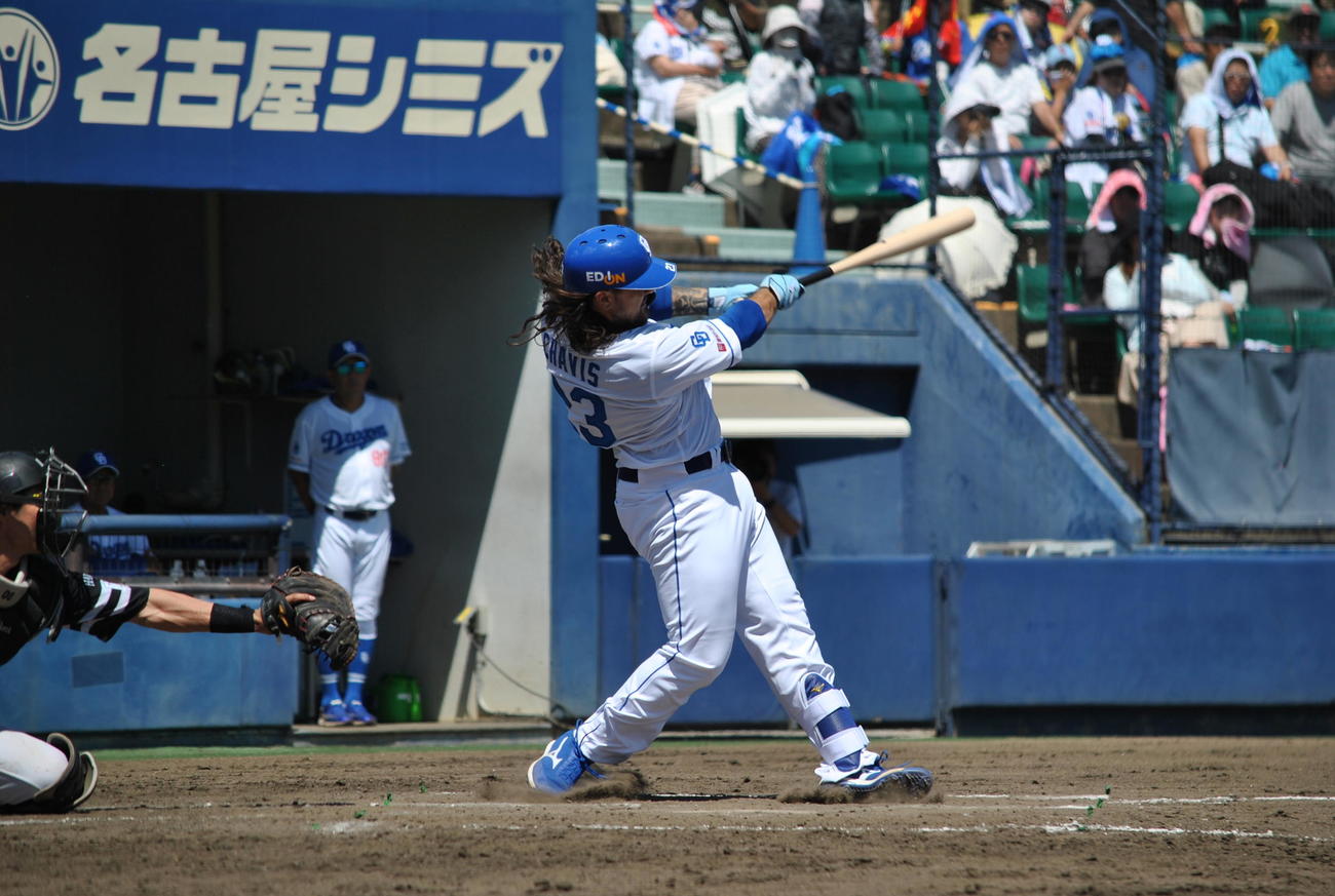 ウエスタン・リーグ　中日対ソフトバンク　3回2死一塁。中日チェイビスは左飛に倒れる（撮影・石橋隆雄）
