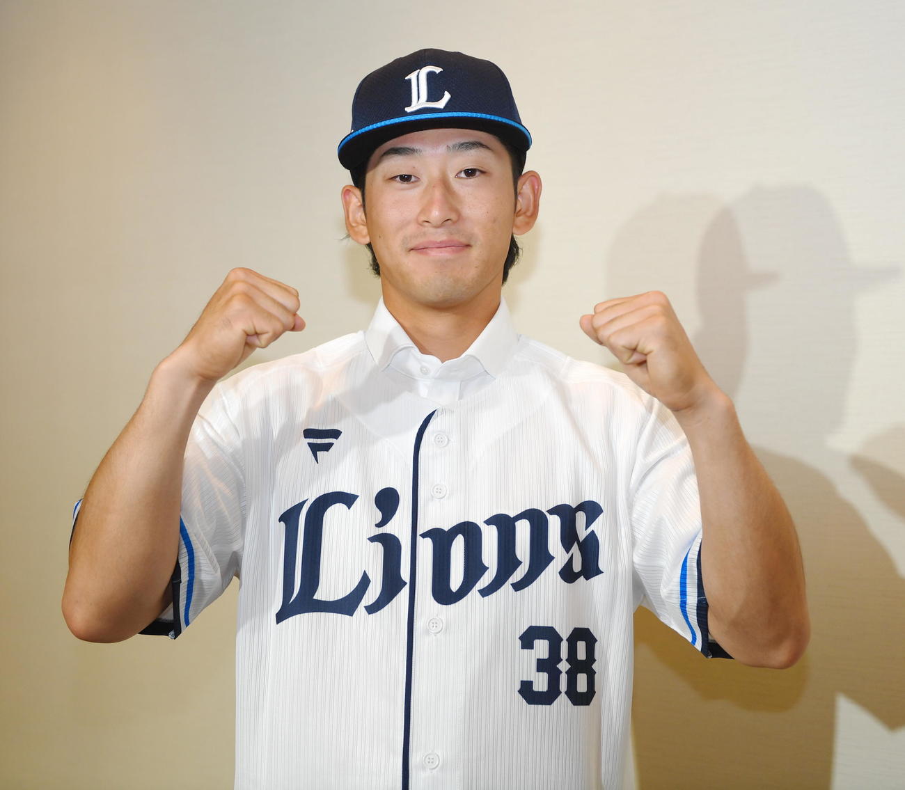 支配下登録され会見でガッツポーズする西武佐藤太（撮影・山田愛斗）
