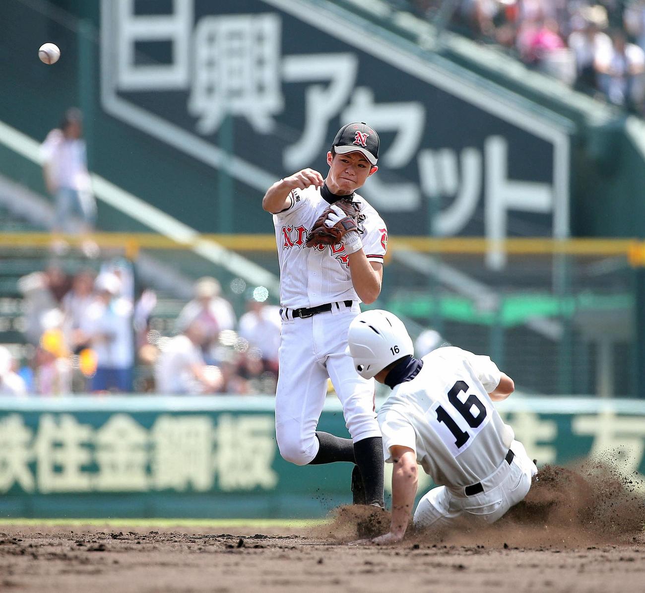 日大三戦でプレーする日大山形・中野拓夢＝2013年8月13日、甲子園球場