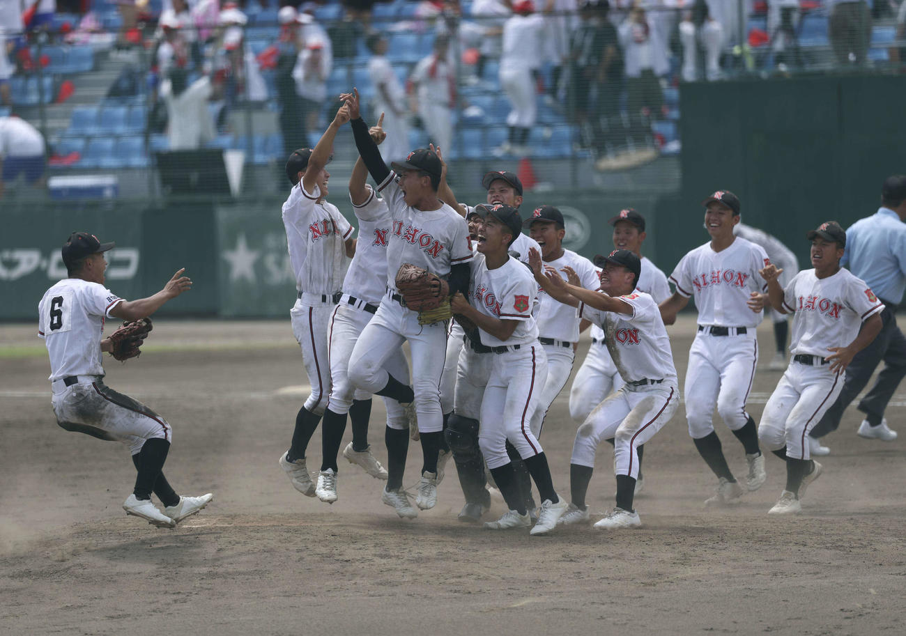 鶴岡東対日大山形　優勝が決まりマウンドに集まる日大山形ナイン（撮影・増田悦実）