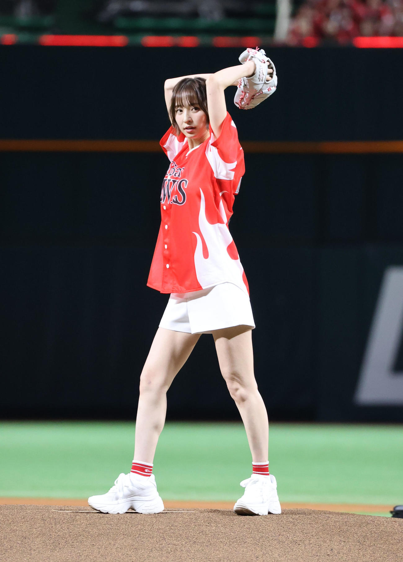 ソフトバンク対オリックス　セレモニアルピッチでキュートな投球フォームを披露した篠田麻里子（撮影・梅根麻紀）