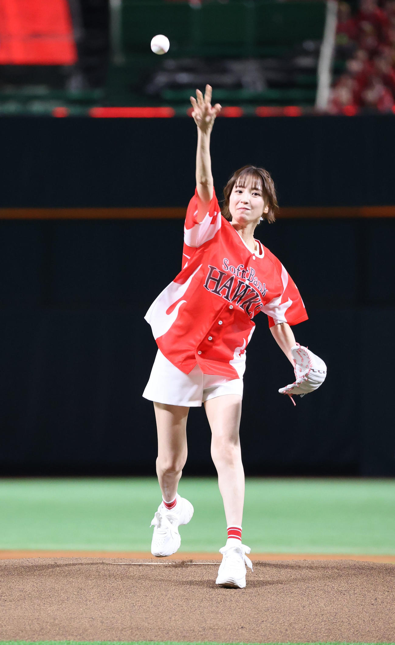 ソフトバンク対オリックス　セレモニアルピッチでキュートな投球フォームを披露した篠田麻里子（撮影・梅根麻紀）