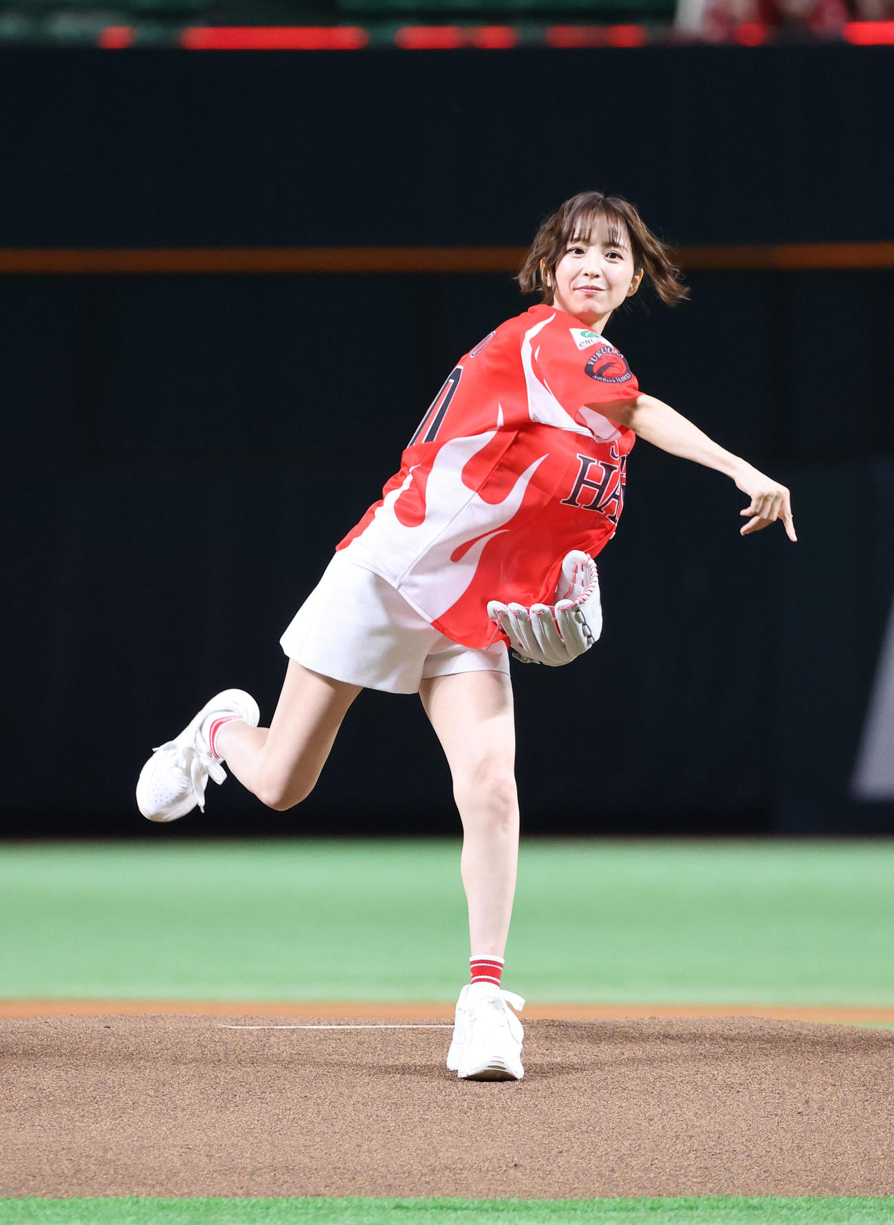 ソフトバンク対オリックス　セレモニアルピッチでキュートな投球フォームを披露した篠田麻里子（撮影・梅根麻紀）