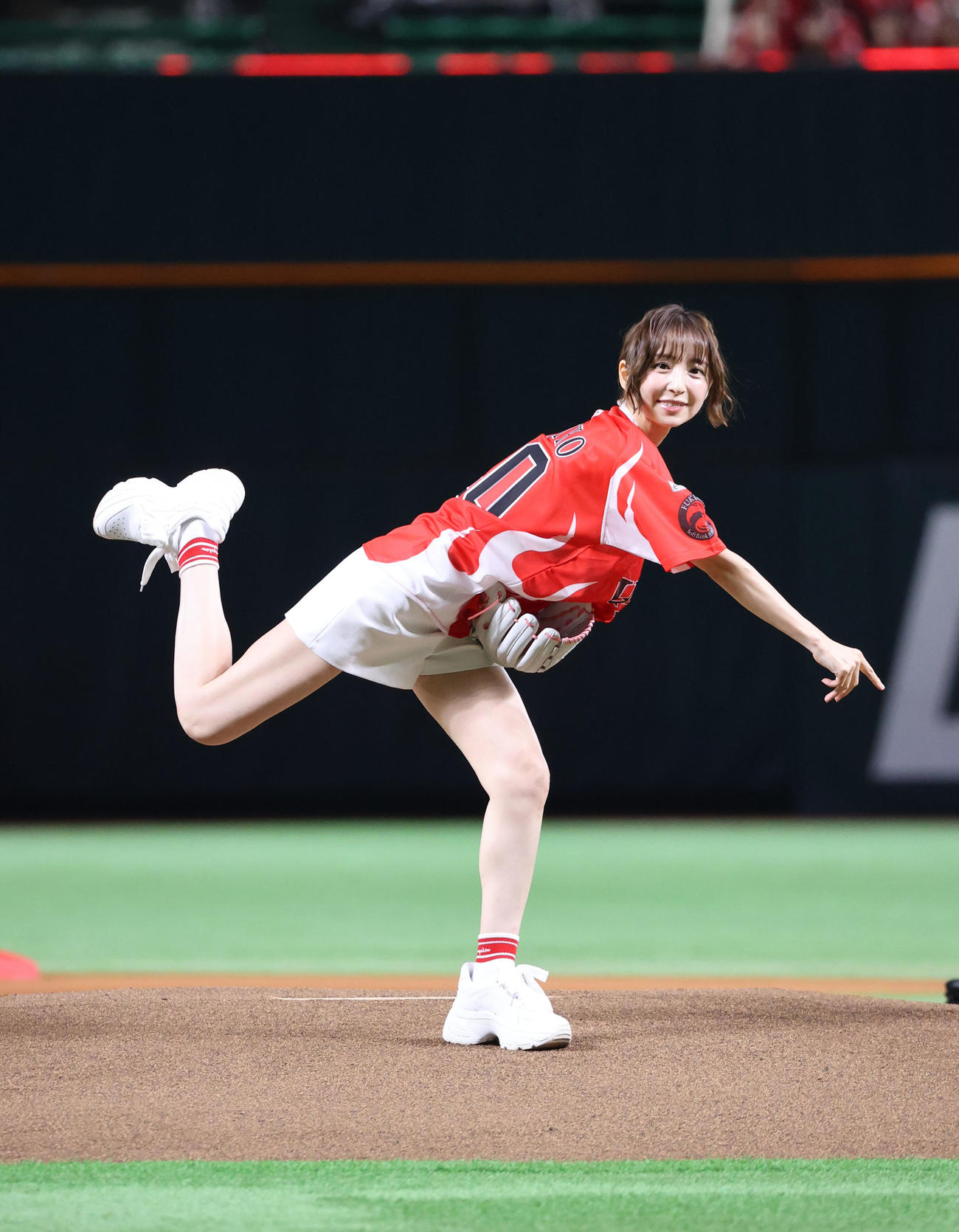 ソフトバンク対オリックス　セレモニアルピッチでキュートな投球フォームを披露した篠田麻里子（撮影・梅根麻紀）