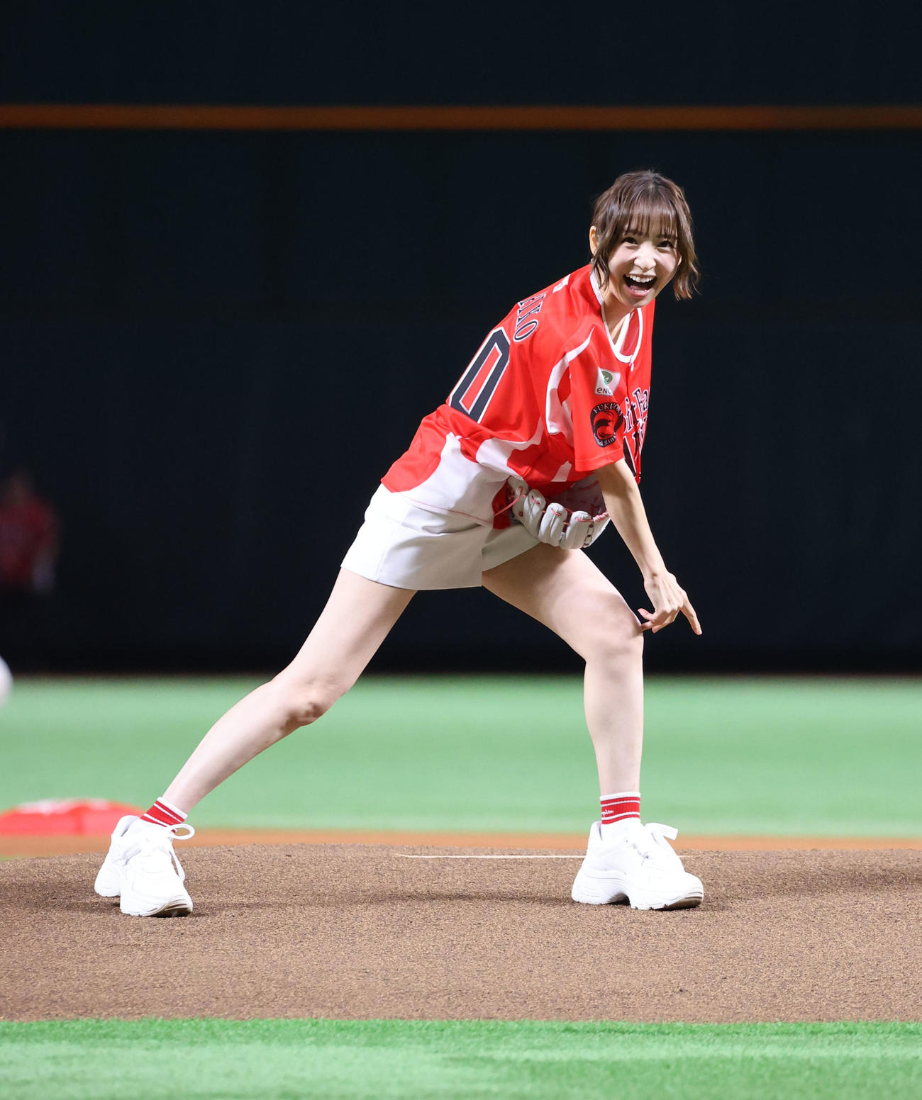 ソフトバンク対オリックス　セレモニアルピッチでキュートな投球フォームを披露した篠田麻里子（撮影・梅根麻紀）