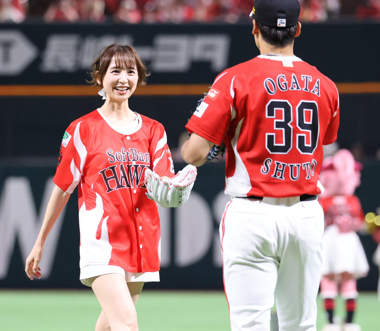 ソフトバンク対オリックス　セレモニアルピッチでキュートな投球フォームを披露した篠田麻里子、捕手を務めた尾形からボールをもらう（撮影・梅根麻紀）