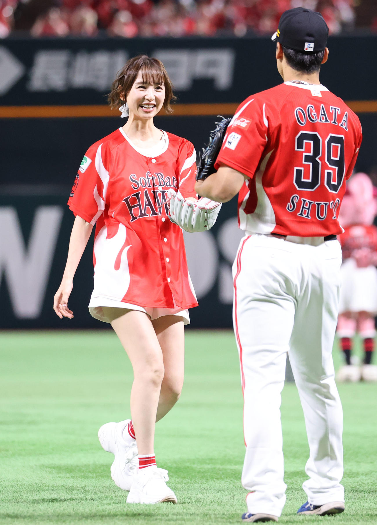 ソフトバンク対オリックス　セレモニアルピッチでキュートな投球フォームを披露した篠田麻里子、捕手を務めた尾形からボールをもらう（撮影・梅根麻紀）