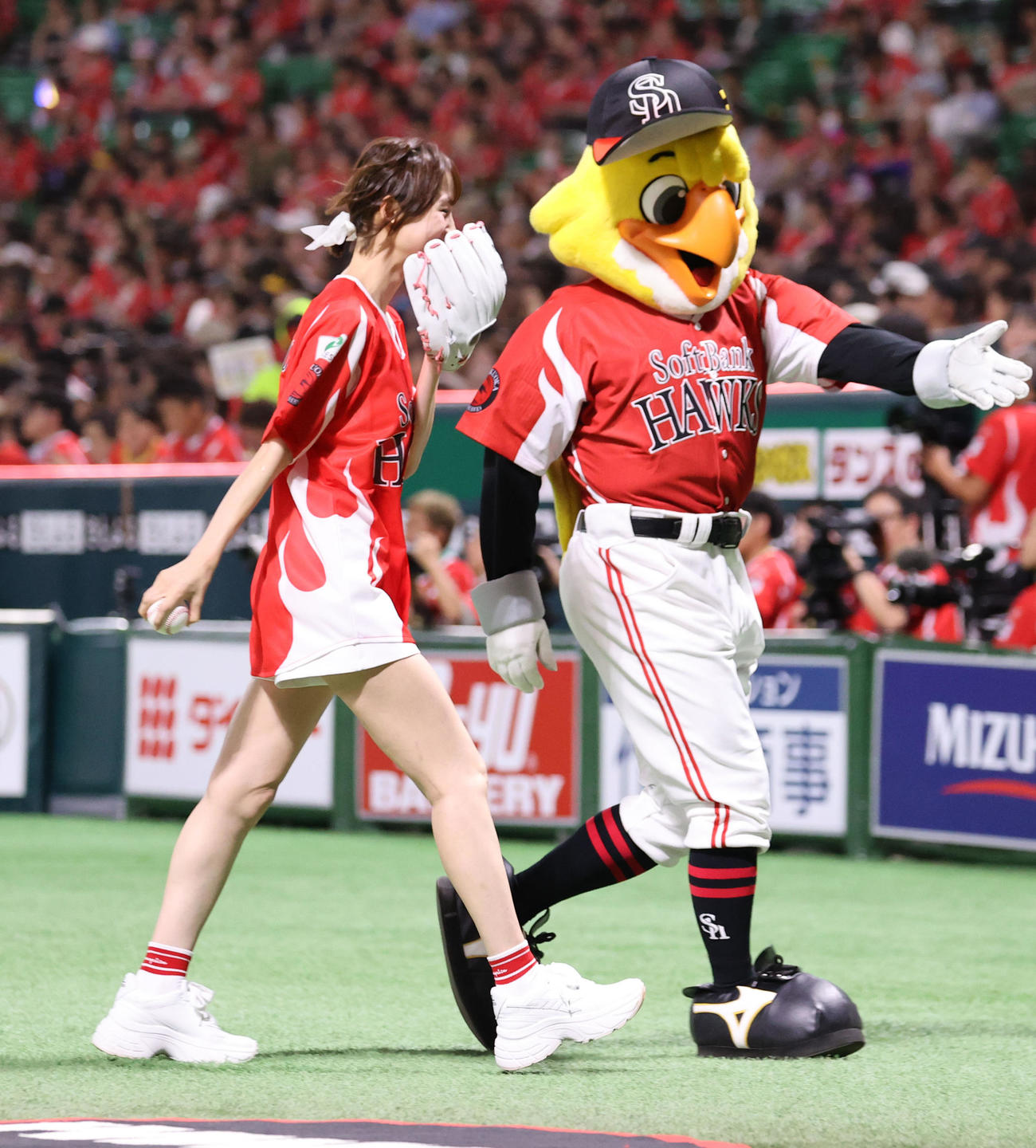 ソフトバンク対オリックス　セレモニアルピッチでキュートな投球フォームを披露した篠田麻里子（撮影・梅根麻紀）