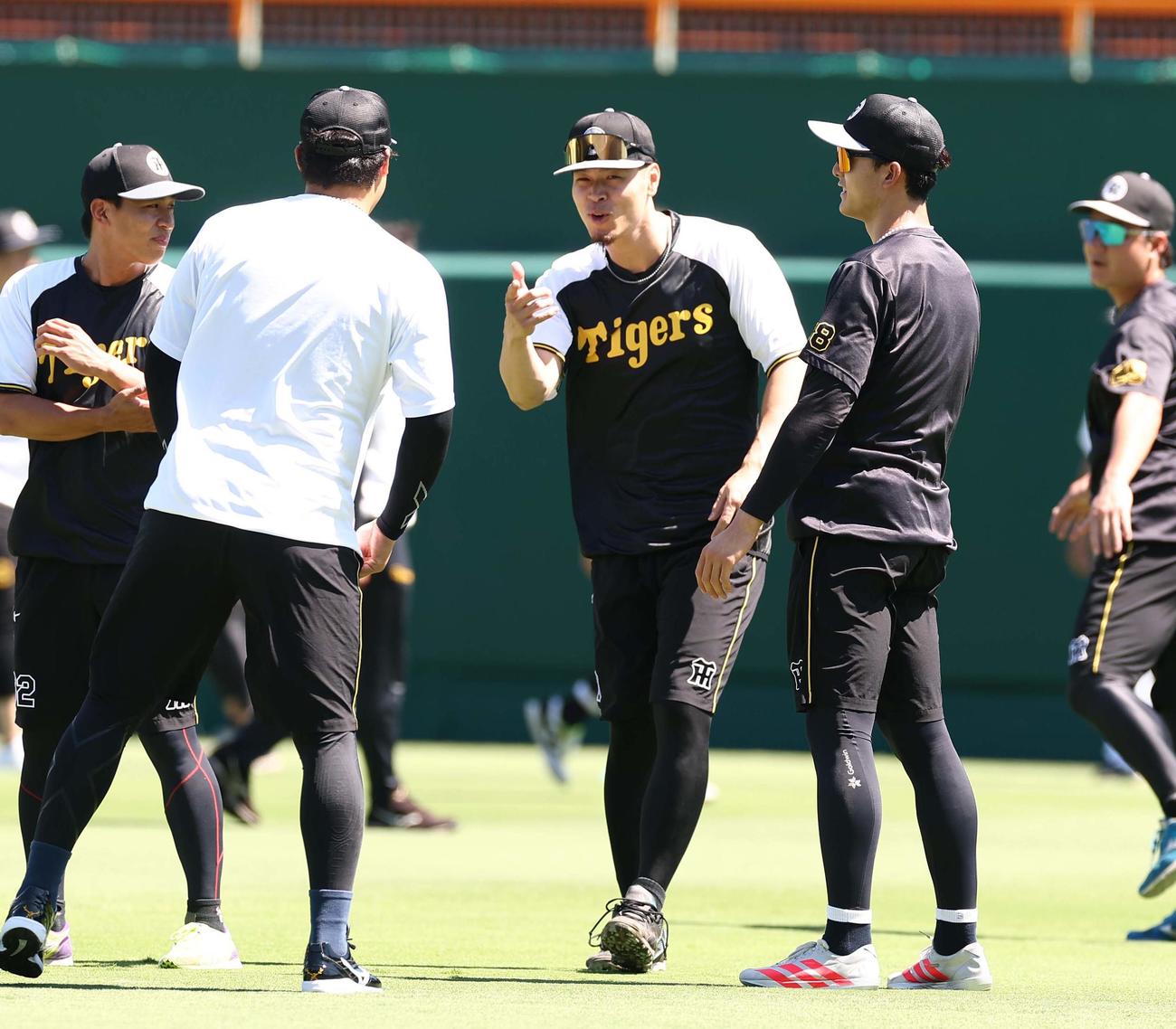 阪神対DeNA　佐藤輝（中央）はナインと談笑する（撮影・上田博志）
