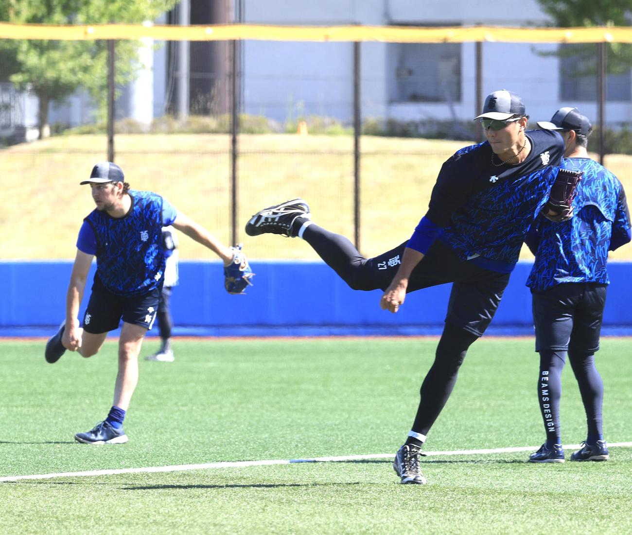 イースタンDeNA対ロッテ　試合前、DeNAバウアー(左)とシンクロしてキャッチボールする藤浪(撮影・浅見桂子)