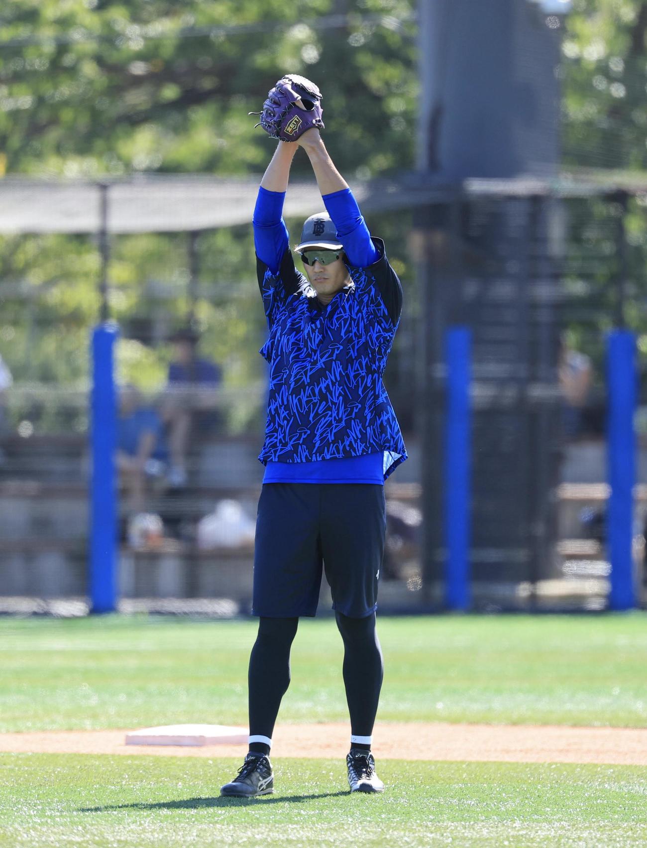 イースタンDeNA対ロッテ　試合前練習でワインドアップでキャッチボールするDeNA藤浪(撮影・浅見桂子)