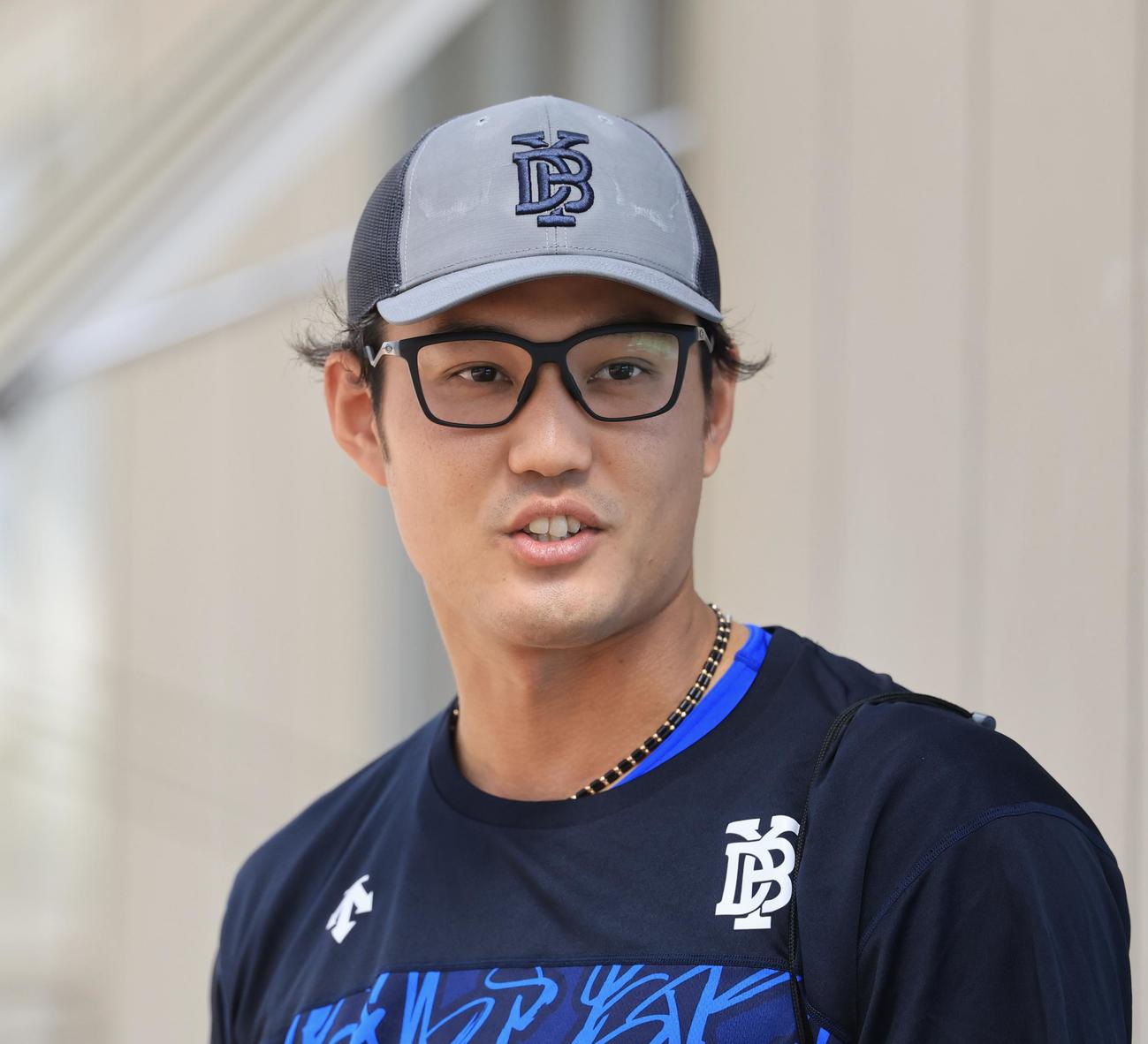 イースタンDeNAA対ロッテ　試合前練習に向かうDeNA藤浪(撮影・浅見桂子)