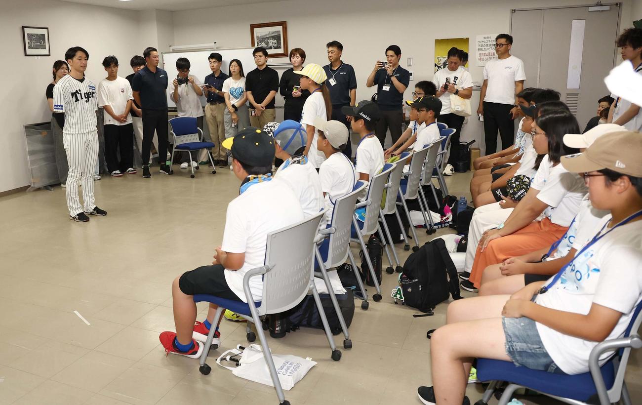 阪神対DeNA　近本（左）は淡路島、沖永良部島のこどもたちの質問に答える（撮影・上田博志）