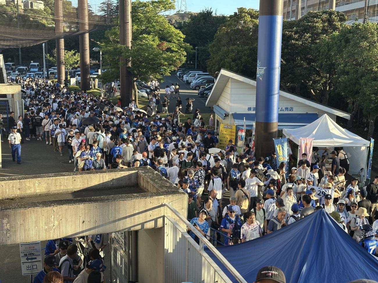 イースタンDeNA対ロッテ　藤浪らを見ようと、スタジアムには大勢のファンが詰めかけた＝2025年7月26日